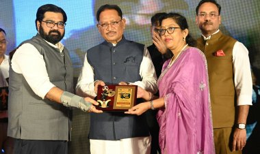 *नक्सलमुक्त छत्तीसगढ़ प्रगति के पथ पर निरंतर अग्रसर हो रहा -मुख्यमंत्री साय*  *मुख्यमंत्री ने विभिन्न क्षेत्रों में उत्कृष्ट योगदान के लिए विशिष्टजनों को किया सम्मानित*