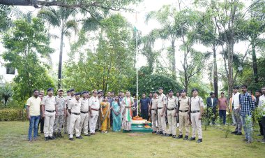 *मुख्यमंत्री निवास बगिया में फहराया गया तिरंगा, स्वतंत्रता दिवस के अवसर पर मुख्यमंत्री की धर्मपत्नी कौशल्या साय ने किया ध्वजारोहण*
