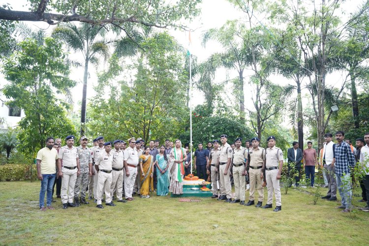 *मुख्यमंत्री निवास बगिया में फहराया गया तिरंगा, स्वतंत्रता दिवस के अवसर पर मुख्यमंत्री की धर्मपत्नी कौशल्या साय ने किया ध्वजारोहण*