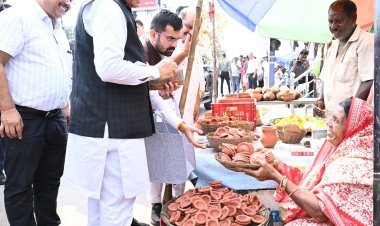 *सड़क किनारे पसरे पर अचानक पहुंचे मुख्यमंत्री विष्णु देव साय, मीरा के पसरे से खरीदा ‘आशीर्वाद का दीया’*