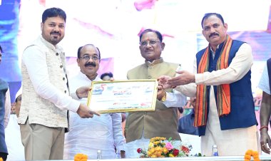 *सेवा संकल्प अभियान के तहत आयुर्वेद सेवा सम्मेलन, रक्तदान महाकुंभ एवं वृहद स्वास्थ्य जांच शिविर में शामिल हुए मुख्यमंत्री  विष्णु देव साय*