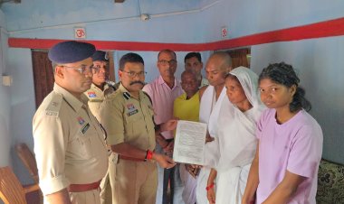 *तेरहवीं के दिन बेटे को मिली पिता की जगह नौकरी, पुलिस कप्तान ने घर जाकर सौंपा नियुक्ति पत्र*