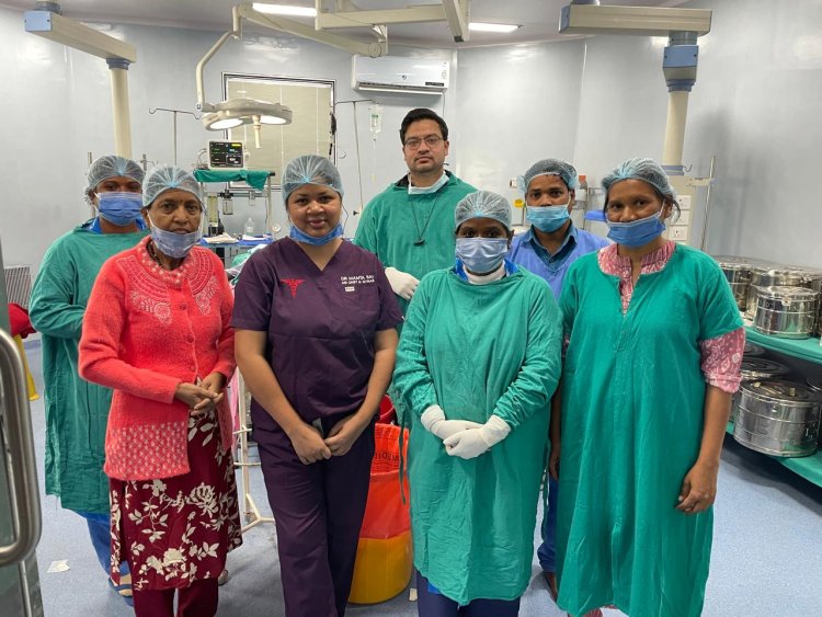 *जशपुर जिला अस्पताल में दो गंभीर मरीजों का सफल उपचार*   *सेप्टिक शॉक में 10 साल की बच्ची की बची जान, एक्टोपिक प्रेग्नेंसी का भी सफल ऑपरेशन*