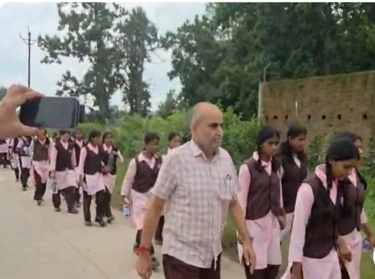 *सरगुजा एकलव्य मामले पर मुख्यमंत्री हुए सख्त: जिला  कलेक्टर से की फोन पर सीधी बात*  *मुख्यमंत्री विष्णु देव साय ने दिए जांच के निर्देश, कहा - बच्चियों को अपनी समस्या बताने के लिए पैदल निकलना पड़े, यह स्वीकार्य नहीं*