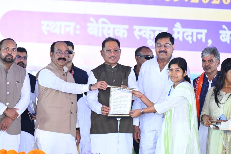 *जिला स्तरीय शिक्षक सम्मान समारोह में शामिल हुए मुख्यमंत्री, 81 सेवानिवृत्त शिक्षक और 42 मेधावी विद्यार्थी हुए सम्मानित*