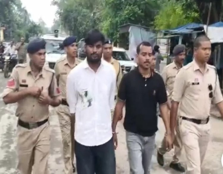 *IPS के बेटे की बेल्ट से पिटाई करने वाले आरोपियों का शहर में जुलूस, पुलिस ने हथकड़ी पहनाकर कोर्ट में किया पेश*