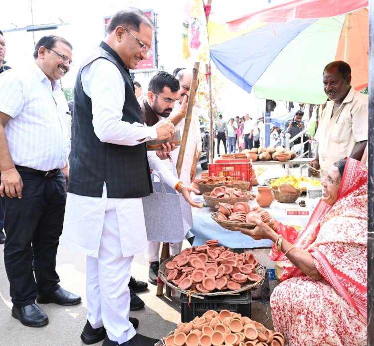 *सड़क किनारे पसरे पर अचानक पहुंचे मुख्यमंत्री विष्णु देव साय, मीरा के पसरे से खरीदा ‘आशीर्वाद का दीया’*
