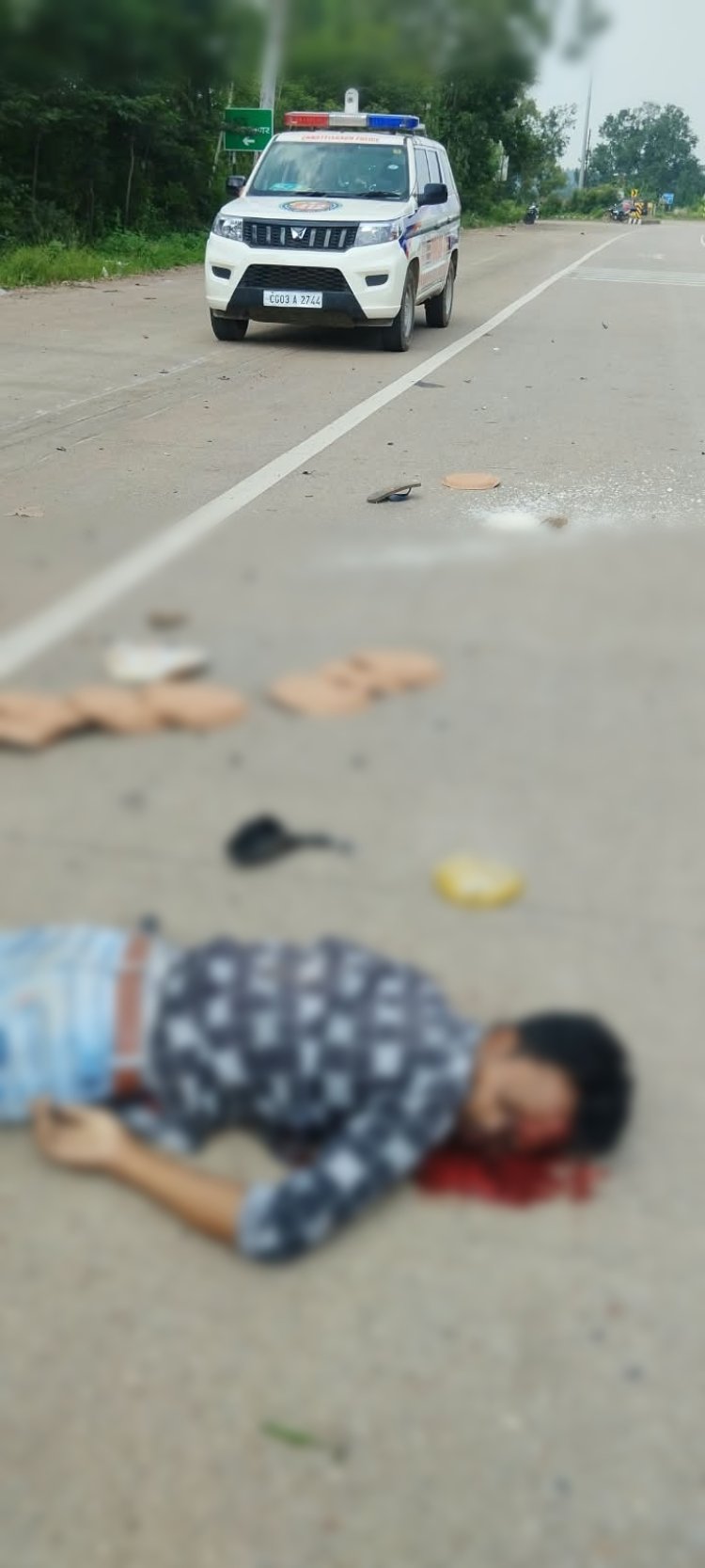 *ट्रक के पीछे जा घुसी तेज रफ्तार बाइक, सवार की मौके पर हुई मौत*
