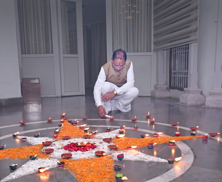 *प्रधानमंत्री नरेंद्र मोदी के जन्मदिवस पर मुख्यमंत्री विष्णु देव साय ने अपने निवास पर जलाया ‘आशीर्वाद का दीया’*