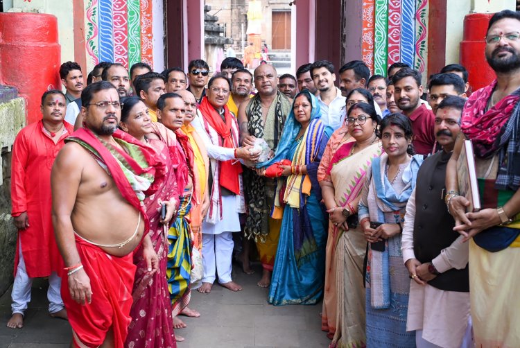 *मुख्यमंत्री साय ने लिंगराज मंदिर में सपत्नीक की पूजा-अर्चना*