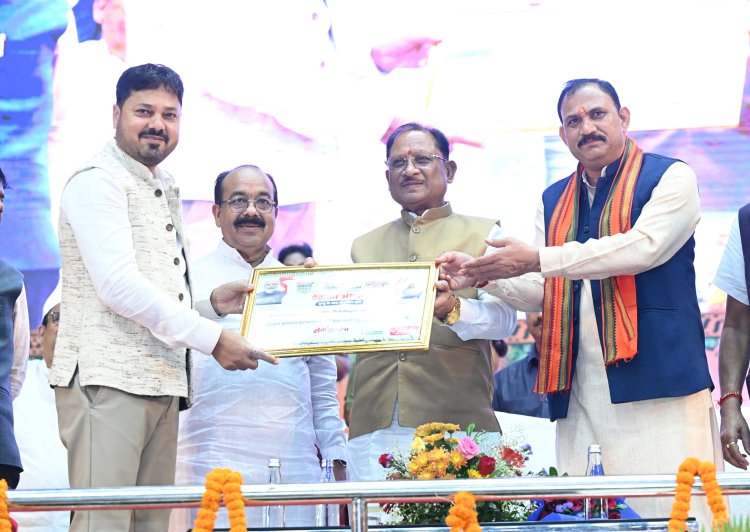 *सेवा संकल्प अभियान के तहत आयुर्वेद सेवा सम्मेलन, रक्तदान महाकुंभ एवं वृहद स्वास्थ्य जांच शिविर में शामिल हुए मुख्यमंत्री  विष्णु देव साय*