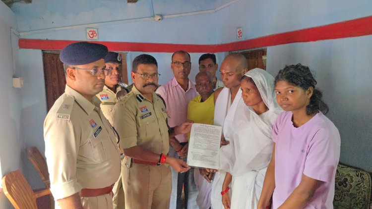 *तेरहवीं के दिन बेटे को मिली पिता की जगह नौकरी, पुलिस कप्तान ने घर जाकर सौंपा नियुक्ति पत्र*