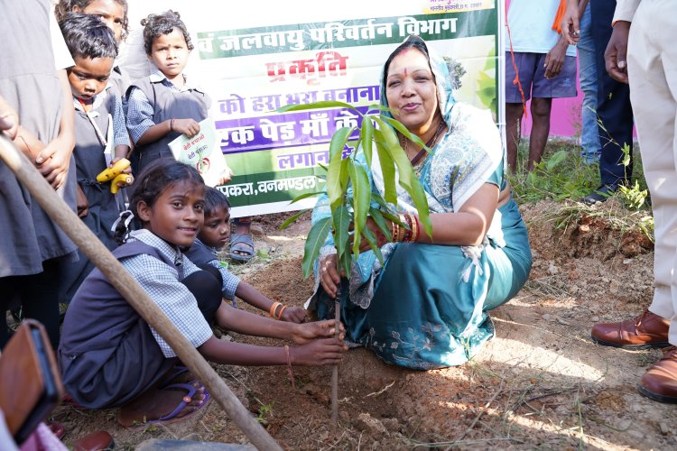 *कोरवाटोली में आयोजित सेवा संकल्प कार्यक्रम में कौशल्या साय हुई शामिल, कोरवा बच्चों को स्कूल बेग, पेन व टीशर्ट किया भेंट*
