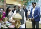 *प्रधानमंत्री नरेन्द्र मोदी ने छत्तीसगढ़ के स्टाल की सराहना की*   *प्रधानमंत्री ने बस्तर के कलाकारों से की आत्मीय बातचीत*  *डोकरा, बांस शिल्प और कोसा की सराहना* 