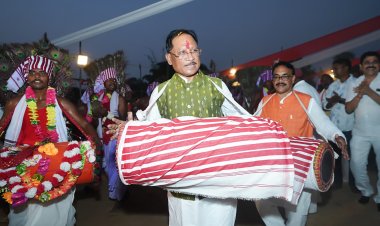 *सारसमाल में कर्मा पूजा महोत्सव में शामिल हुए मुख्यमंत्री, मांदर की थाप पर समाजजनों के साथ किया पारंपरिक कर्मा नृत्य*