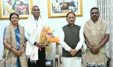 *जशपुर के छोटे से गांव से अंतरराष्ट्रीय मंच तक का सफर*  *मुख्यमंत्री विष्णु देव साय से एशियन गेम्स के कांस्य पदक विजेता एथलीट अनिमेष कुजूर ने की सौजन्य मुलाकात*