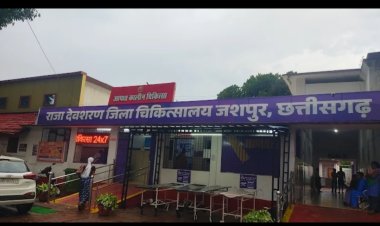 दौड़काचौरा में कार और ट्रक की आमने-सामने जोरदार भिड़ंत, दो लोग गंभीर घायल  कार का अगला हिस्सा बुरी तरह क्षतिग्रस्त, घायलों को जिला अस्पताल में कराया गया भर्ती