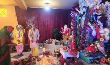 *नवरात्रि पर्व पर दुर्गा पंडालों में पहुंचीं सरगुजा विकास प्राधिकरण उपाध्यक्ष गोमती साय, मां दुर्गा की पूजा-अर्चना कर क्षेत्र की सुख-समृद्धि की कामना की*