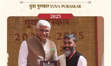 *छत्तीसगढ़ की कला प्रतिभाओं ने राष्ट्रीय मंच पर लहराया परचम, केंद्रीय मंत्री गजेन्द्र सिंह शेखावत ने जशपुर के डॉ. आनन्द पाण्डेय और सारंगढ़ के श्री घनश्याम साहू को किया सम्मानित*