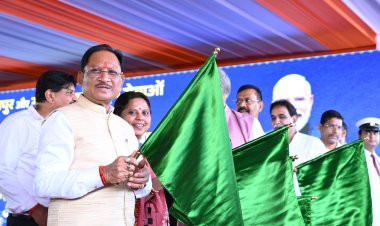 *केंद्रीय रेल मंत्री अश्विनी वैष्णव और मुख्यमंत्री विष्णु देव साय ने रावघाट - रायपुर एवं रायपुर - कुरूद यात्री रेल सेवाओं को दिखाई हरी झंडी*