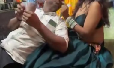 *गांव में आए आर्केस्ट्रा की डांसर के ऊपर लोटमलोट होने लगा गांव का उप सरपंच*