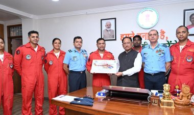 *मुख्यमंत्री विष्णु देव साय से भारतीय वायु सेना की सारंग हेलीकॉप्टर डिस्प्ले टीम ने की सौजन्य मुलाकात*
