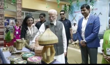 *प्रधानमंत्री नरेन्द्र मोदी ने छत्तीसगढ़ के स्टाल की सराहना की*   *प्रधानमंत्री ने बस्तर के कलाकारों से की आत्मीय बातचीत*  *डोकरा, बांस शिल्प और कोसा की सराहना* 
