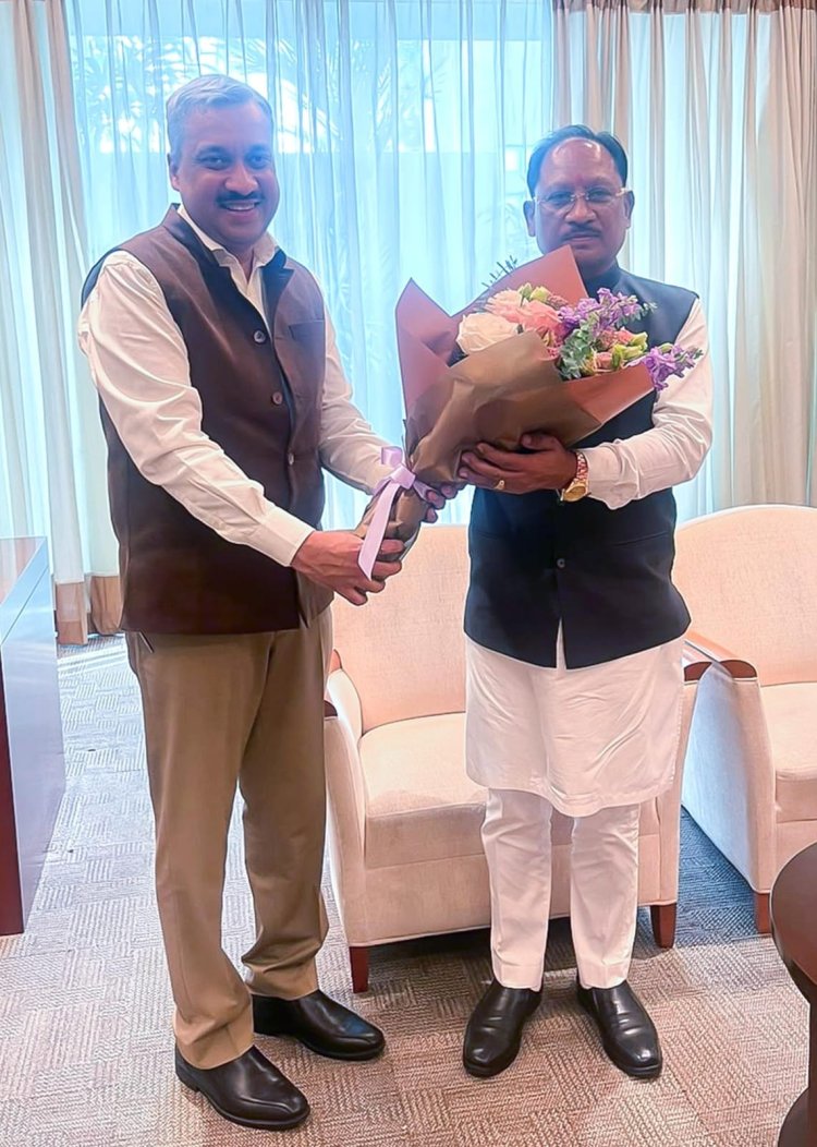 *सिंगापुर पहुंचे मुख्यमंत्री विष्णु देव साय का भारत के उच्चायुक्त डॉ. शिल्पक अंबुले ने किया आत्मीय स्वागत*