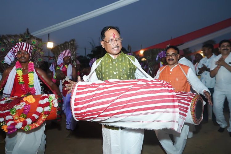 *सारसमाल में कर्मा पूजा महोत्सव में शामिल हुए मुख्यमंत्री, मांदर की थाप पर समाजजनों के साथ किया पारंपरिक कर्मा नृत्य*