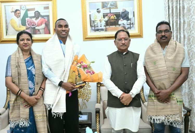 *जशपुर के छोटे से गांव से अंतरराष्ट्रीय मंच तक का सफर*  *मुख्यमंत्री विष्णु देव साय से एशियन गेम्स के कांस्य पदक विजेता एथलीट अनिमेष कुजूर ने की सौजन्य मुलाकात*