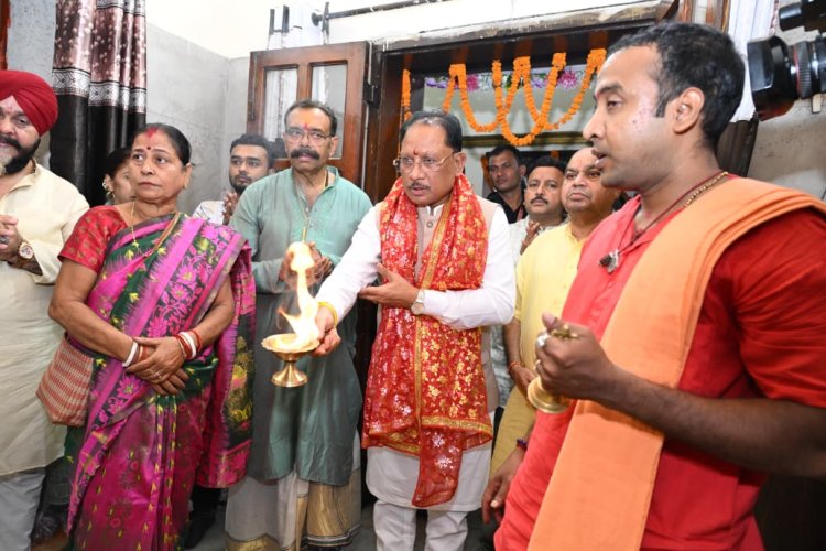 *मुख्यमंत्री विष्णु देव साय ने मां काली और मां दुर्गा की पूजा-अर्चना कर प्रदेश की सुख-समृद्धि की कामना की*