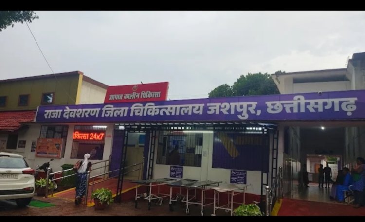 दौड़काचौरा में कार और ट्रक की आमने-सामने जोरदार भिड़ंत, दो लोग गंभीर घायल  कार का अगला हिस्सा बुरी तरह क्षतिग्रस्त, घायलों को जिला अस्पताल में कराया गया भर्ती