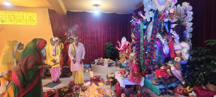 *नवरात्रि पर्व पर दुर्गा पंडालों में पहुंचीं सरगुजा विकास प्राधिकरण उपाध्यक्ष गोमती साय, मां दुर्गा की पूजा-अर्चना कर क्षेत्र की सुख-समृद्धि की कामना की*