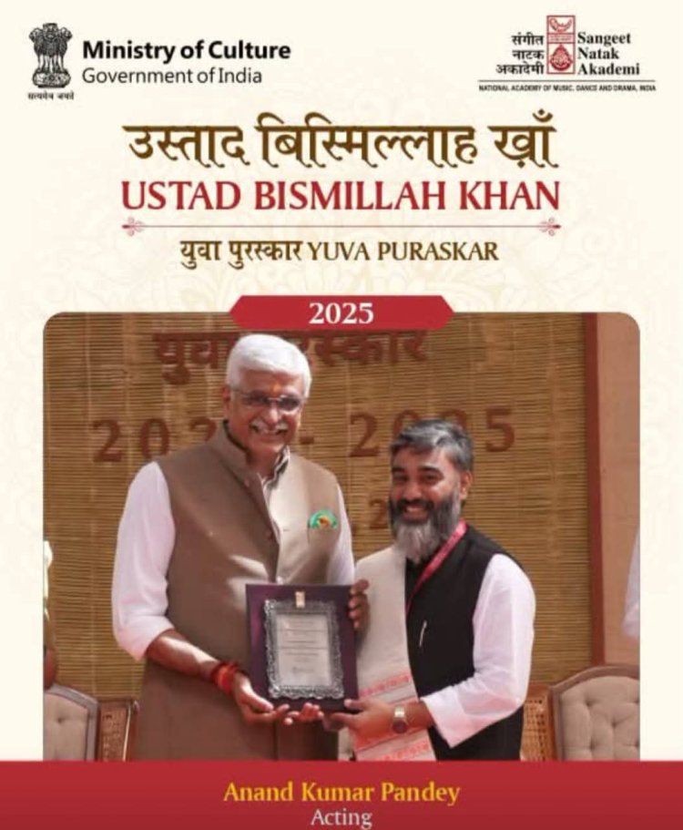 *छत्तीसगढ़ की कला प्रतिभाओं ने राष्ट्रीय मंच पर लहराया परचम, केंद्रीय मंत्री गजेन्द्र सिंह शेखावत ने जशपुर के डॉ. आनन्द पाण्डेय और सारंगढ़ के श्री घनश्याम साहू को किया सम्मानित*