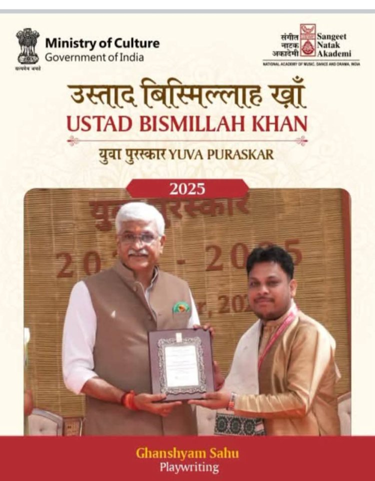 *छत्तीसगढ़ की कला प्रतिभाओं ने राष्ट्रीय मंच पर लहराया परचम, केंद्रीय मंत्री गजेन्द्र सिंह शेखावत ने जशपुर के डॉ. आनन्द पाण्डेय और सारंगढ़ के श्री घनश्याम साहू को किया सम्मानित*