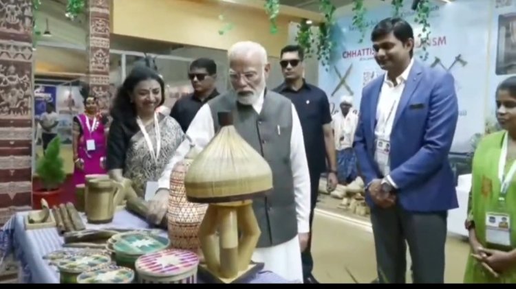 *प्रधानमंत्री नरेन्द्र मोदी ने छत्तीसगढ़ के स्टाल की सराहना की*   *प्रधानमंत्री ने बस्तर के कलाकारों से की आत्मीय बातचीत*  *डोकरा, बांस शिल्प और कोसा की सराहना* 